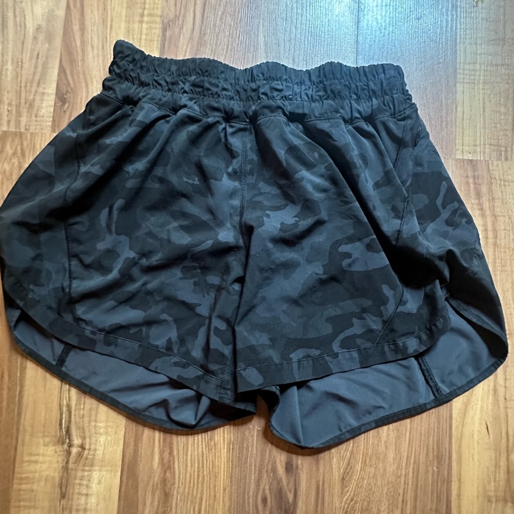 Women’s Lululemon camo shorts Size 6, 4” inseam